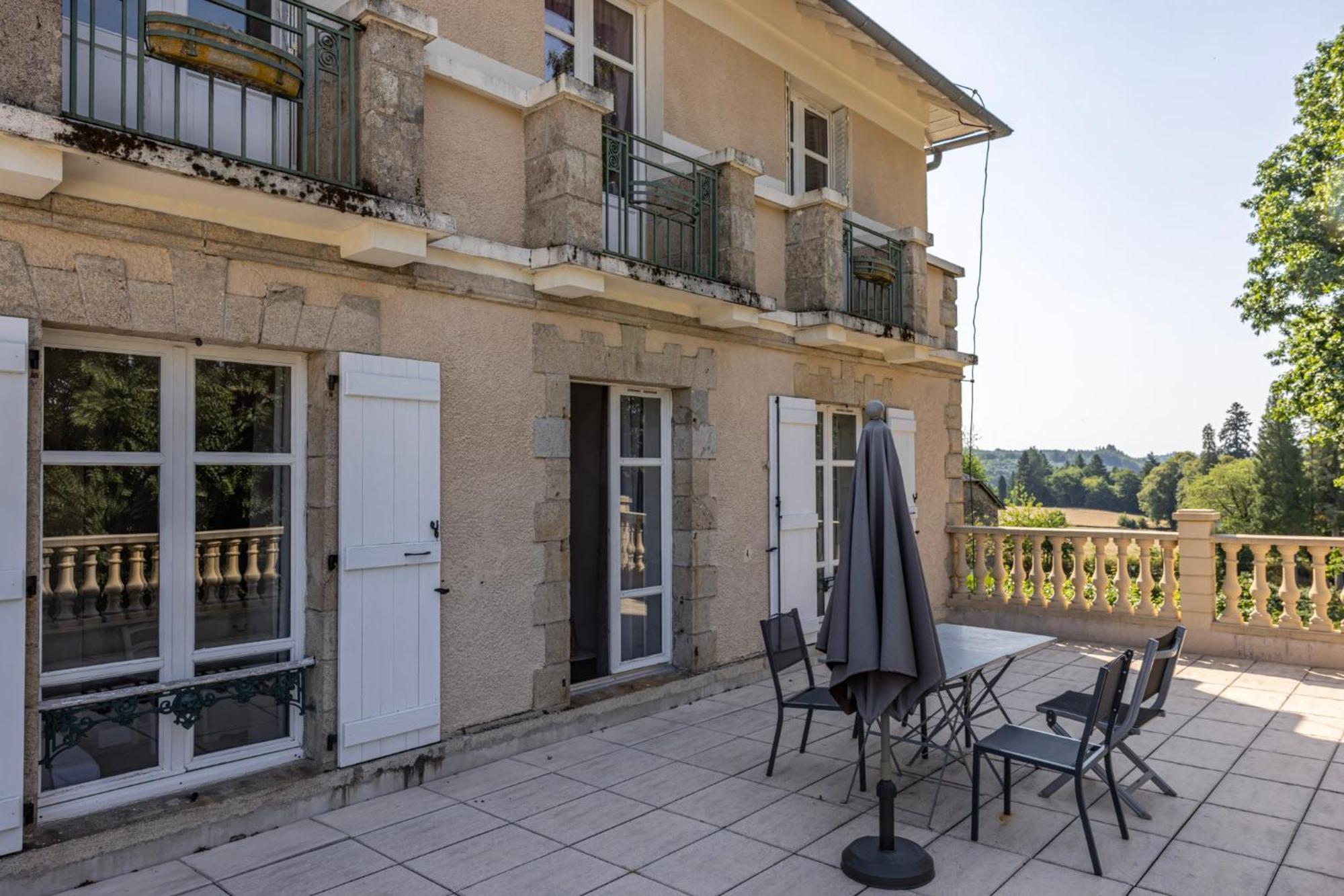 Hotel Domaine De La Clauzure La Roche-Canillac Esterno foto